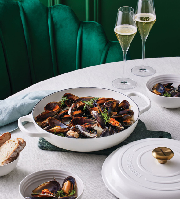 Sparkling Wine and Garlic Mussel Pot
